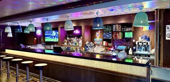crew bar, bar da tripulacao, bar em que os tripulantes aproveitam